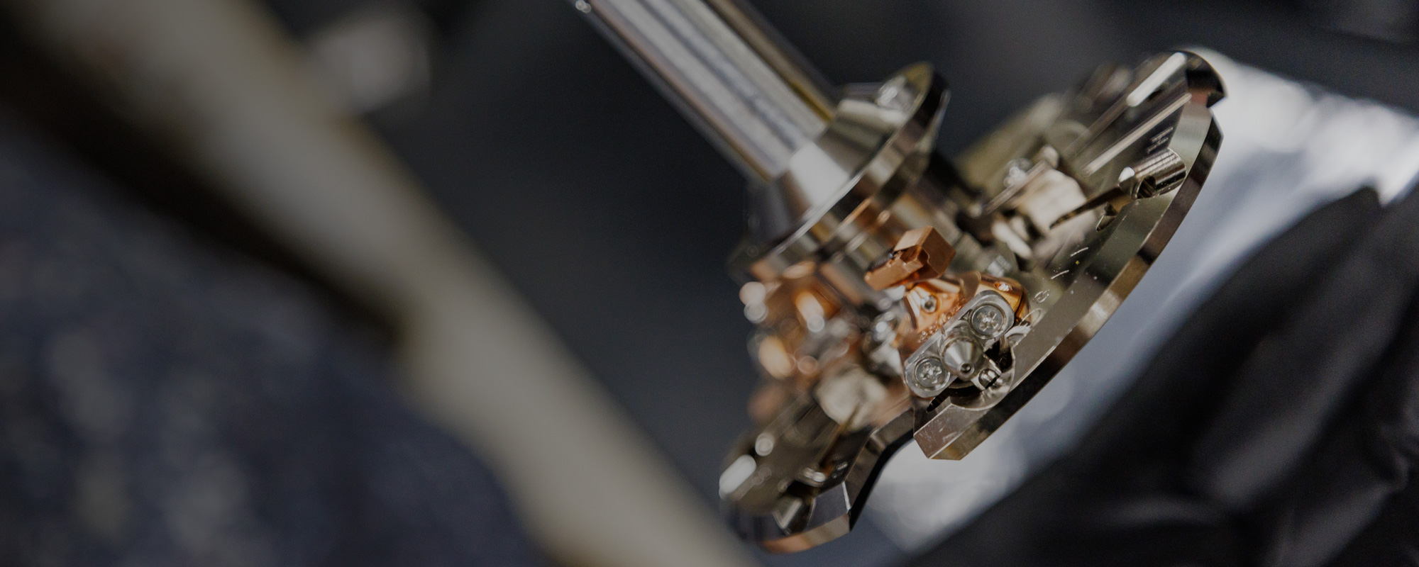 instrument for loading samples into atom probe